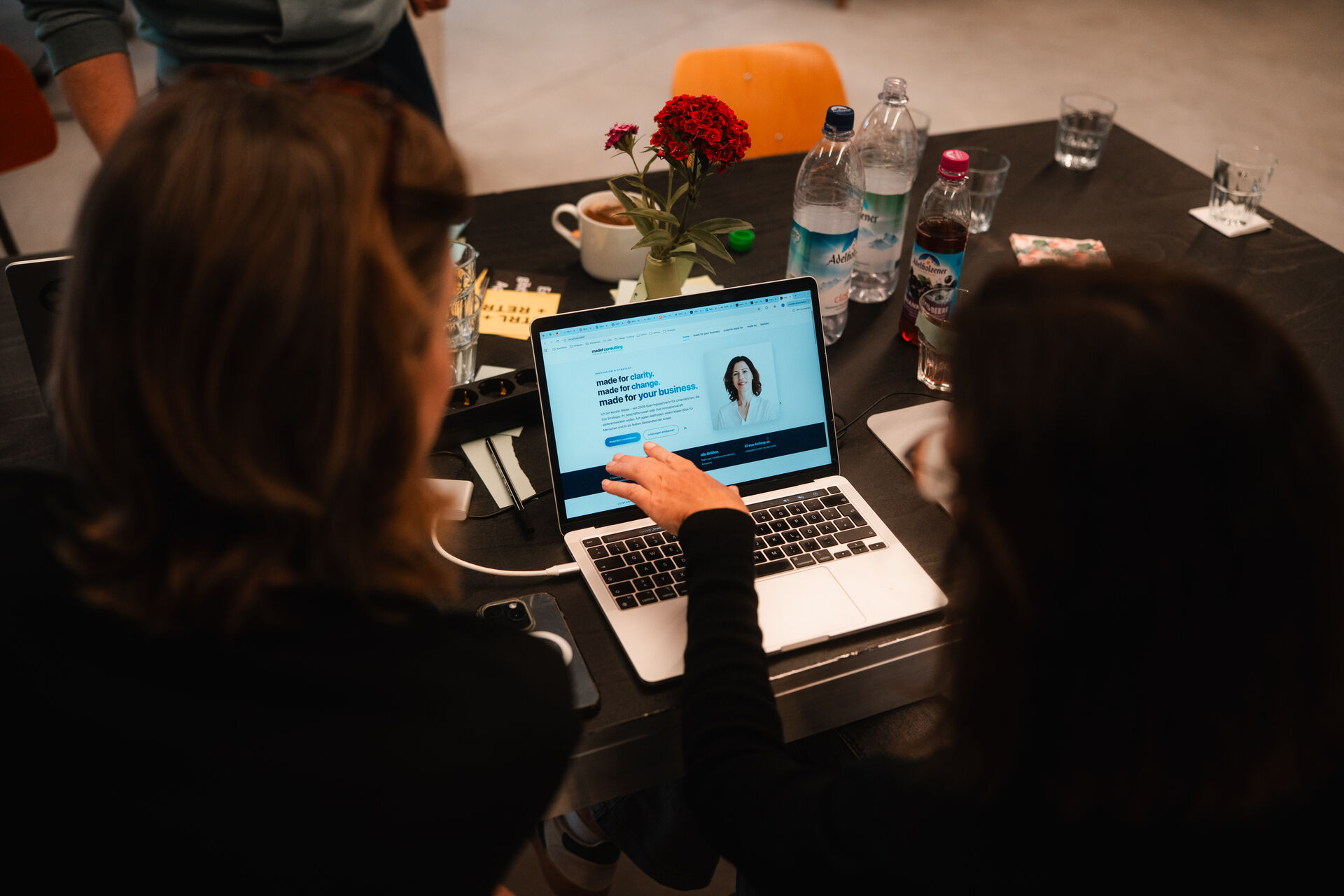 Builders Day: Teilnehmer bauen gemeinsam eine Website am Laptop